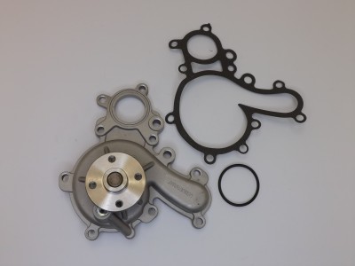 Насос воды 3UR-FE Toyota Land Cruiser Sequoia Tundra Lexus LX450D LX460 LX570 - фото №1